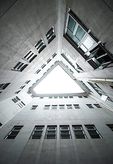 mark, øyeutsikt, bygning, se opp, triangel, nesten, himmel, symmetri, hongkong, tak, himmellys, arkitektur, arkitektonisk, bygningsstruktur, vindu, vinduslys, vinduskarm, så nær, bygget struktur, bygge eksteriør, lav vinkel visning, ingen folk, by, rett under, dag, høy - høy, utendørs, boligområde, natur, leilighet, moderne, arkitektonisk funksjon, glass - materiale, gårds, 5K, CC0, offentlig domene, opphavsrett gratis