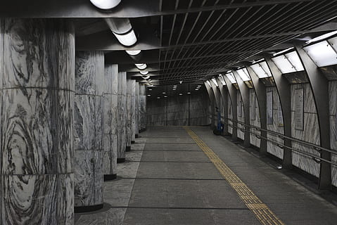 šedá dlažba, koridor, Soul, Jižní Korea, tunel, vozidlo, přeprava, vlak, budova, vlakové nádraží, terminál, Šedá, podlaha, sklad, metro, krypta, hangár, přilba, oděv, oblečení, svítí, veřejná doprava, architektura, uvnitř, železniční dopravy, cesta vpřed, osvětlovací zařízení, stanice metra, směr, stavba, způsob dopravy, strop, prázdný, perspektiva, nikdo, dráha, fluorescenční světlo, kachličková podlaha, podjezd, podzemní chodník, dlouho, 5K, CC0, veřejná doména, bez autorských práv