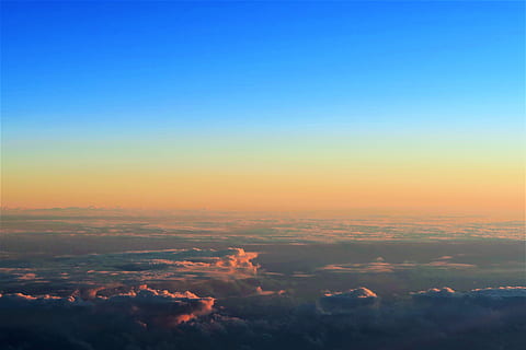 nuvole, nube, orizzonte, tramonto, è nell'aria, cielo, natura, aria, bellissimo, atmosfera, in serata, scenics - natura, nuvola - cielo, bellezza nella natura, scena tranquilla, copia spazio, vista aerea, la tranquillità, ambiente, nessuno, blu, idilliaco, all'aperto, Cloudscape, vista dall'alto, colore arancione, paesaggio, sopra, 5K, CC0, dominio pubblico, privo di copyright