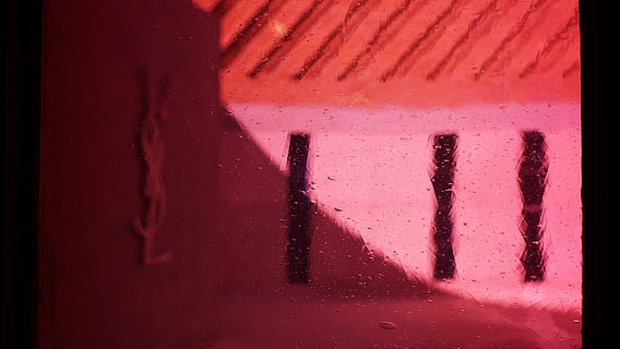 rød vegg, Kunst, maleri, moderne kunst, grafikk, lys, vegg, tekst, håndtak, gelender, logo, symbol, varemerke, tegning, anlegg, mote, premiere, lerret, veggmaleri, alfabet, alkohol, ingen folk, rød, veggbyggingsfunksjon, kommunikasjon, nærbilde, full ramme, maling, rosa farge, arkitektur, bakgrunn, bygget struktur, dag, vestlig skript, Nummer, automatisk postproduksjonsfilter, våt, utendørs, strukturert, 4K, CC0, offentlig domene, opphavsrett gratis