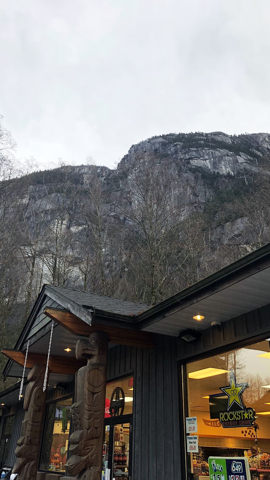 Canada, Squamish, montagna, struttura costruita, architettura, cielo, esterno dell'edificio, natura, albero, nessuno, Inquadratura dal basso, costruzione, giorno, pianta, catena montuosa, all'aperto, nuvola - cielo, illuminato, Casa, albero nudo, attrezzatura per l'illuminazione, 4K