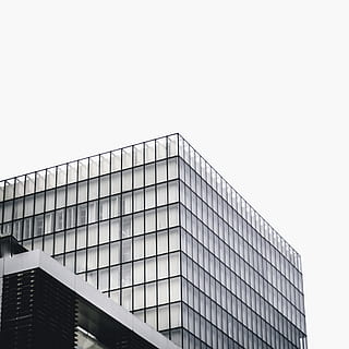 foto de baix angle, de gran alçada, edifici, arquitectura, finestra, cantonada, urbà, blanc, mínim, modern, geomètric, paris, minimalisme, edifici d'oficines, negocis, exterior de l'edifici, estructura construïda, gratacels, vidre - material, escena urbana, reflexió, torre, façana, ciutat, a l'aire lliure, acer, alta - alta, oficina, futurista, cel, industria de la construcció, districte del centre de la ciutat, blau, paisatge urbà, vida de ciutat, arquitectura i edificis, resum, Finances, patró, cap gent, lloc de treball, fons, 2K, CC0, domini públic, lliure de regalies