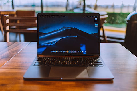 întoarse, negru, laptop, masa, estompa, comunicare, calculator, conexiune, contemporan, date, afişa, Electronică, concentra, Internet, macbook, modern, munca la distanță, ecran, apus de soare, tehnologie, călătorie, web, fără fir, lemn, la locul de muncă, spațiu de lucru, tehnologia fără fir, a închide, nici o persoana, tastatură, Afaceri, echipamente de calcul, rețea de calculatoare, în interior, tastatura, dispozitiv portabil de informații, folosind laptopul, Monitorul computerului, comunicații globale, 5K, CC0, domeniu public, fără drepturi de autor