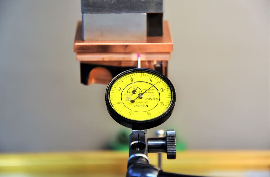 calibre, botó, sonda, claus, mesurar, eina, eines, artesania, rellotge, punter, precisió, braç, punta de la sonda, elèctrode, alinear, màquina edm, coure, edm, primer pla, instrument de mesura, nombre, groc, a l'interior, cap gent, centrar-se en primer pla, tecnologia, equipament, metre: instrument de mesura, mesurament, metall, sol objecte, fet per l'home, objectes fets per l’home, maquinària, natura morta, 5K