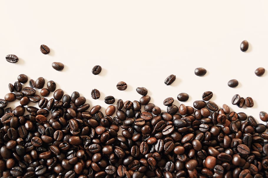 grans de cafè, distribuït, dispersos, marró, cafè, fragància de fons, aroma, cafeïna, benefici de, torrat, estimulant, mongetes, gaudeix, deliciós, gra de cafè torrat, cafè - beguda, gran grup d'objectes, menjar i beguda, cap gent, menjar, abundància, a l'interior, frescor, beure, primer pla, natura morta, tir de l'estudi, inicis, Munt, refresc, 5K