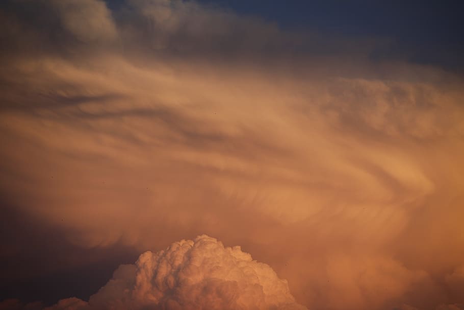 Fotografie, Wolken, Dämmerung, Trübung, Wolkengebilde, wolkig, dunkle Wolken, dramatisch, Umgebung, hoch, Natur, Landschaft, szenisch, Himmel, Sturm, Wetter, wolke - himmel, Schönheit in der Natur, Szenen - Natur, Ruhe, keine Leute, ruhige Szene, Flachwinkelansicht, draußen, idyllisch, Hintergründe, Tag, orange Farbe, Sonnenuntergang, Vollbild, bedeckt, Dramatischer Himmel, Meteorologie, 5K