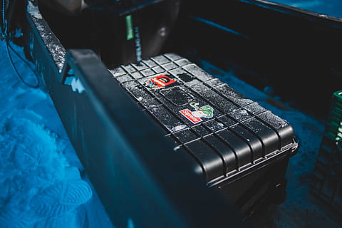 negre, caixa d'eines de plàstic, màquina, paraula, electrònica, motor, maleter de cotxe, vehicle, avions, transport, nau espacial, teclat, braç, mà, dj, rellotge de polsera, activitats de lleure, xip electrònic, maquinari, alienígena, adaptador, tecnologia, a l'interior, primer pla, control, cap gent, indústria, equipament, blau, connexió, comunicació, enfocament selectiu, metall, negocis, tecnologia sense fils, vista d’angle alt, maquinària, natura morta, equips informàtics, ordinador, dia, Font d'alimentació, 5K, CC0, domini públic, lliure de regalies