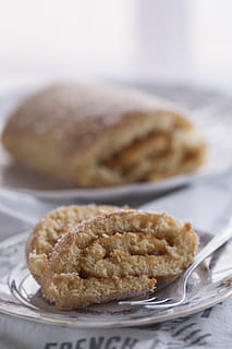 selektiv, Foto fokussieren, Brot, Untertasse, unscharfer Hintergrund, Kuchen, Nahansicht, köstlich, Lebensmittel, Gabel, Mahlzeit, Gebäck, Platten, Scheibe, Zucker, lecker, Essen und Trinken, Süßes Essen, gebacken, Frische, Dessert, Teller, Süss, drinnen, fertig für den Verzehr, Essgeschirr, Fokus auf den Vordergrund, Küchenutensilien, keine Leute, Genuss, Plätzchen, Versuchung, Frühstück, Snack, Geschirr, 2K, CC0, gemeinfrei, lizenzfrei