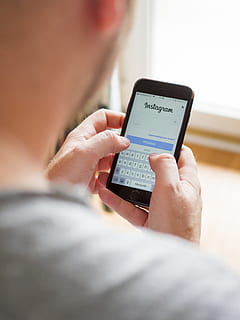 post-2016 per iPhone, tecnologia sense fils, comunicació, tecnologia, dispositiu d’informació portàtil, telèfon intel·ligent, connexió, celebració, telèfon mòbil, enfocament selectiu, una persona, adult, mà humana, mà, pantalla tàctil, pantalla, part del cos humà, a l'interior, dones, primer pla, a la vista de l’espatlla, dit, 2K, CC0, domini públic, lliure de regalies