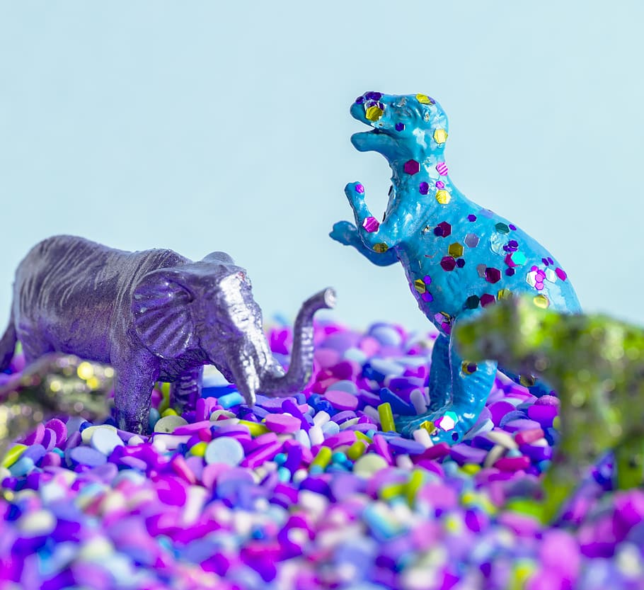 gris, blau, Figurigurines de dinosaures, animals, assortit, fons, brillant, caramels, colorit, colors, deliciós, dinosaure, elefant, figura, figuretes, poc, mixt, model, plàstic, depredador, ruix, dolços, saborós, joguines, representació animal, representació, art i artesania, animal, cap gent, escultura, multicolor, mamífer, temes d'animals, cel, estàtua, creativitat, dia, figureta, animals domèstics, nacional, cel clar, naturalesa, enfocament selectiu, a l'aire lliure, ornamentat, 1080P