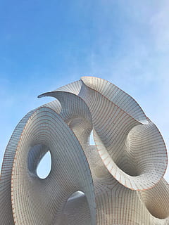 arquitectura blanca, edifici, arquitectura, a l'aire lliure, vegetació, arbust, planta, Kazakhstan, astana, prospekt mangilik yel., naturalesa, esfera, sorra, urbà, ciutat, animal, serp, rèptil, mamífer, vida salvatge, cel, vista d’angle baix, cap gent, blau, llum solar, estructura construïda, dia, exterior de l'edifici, patró, cel clar, modern, cúpula, destinacions de viatge, còpia espai, disseny, 4K, CC0, domini públic, lliure de regalies