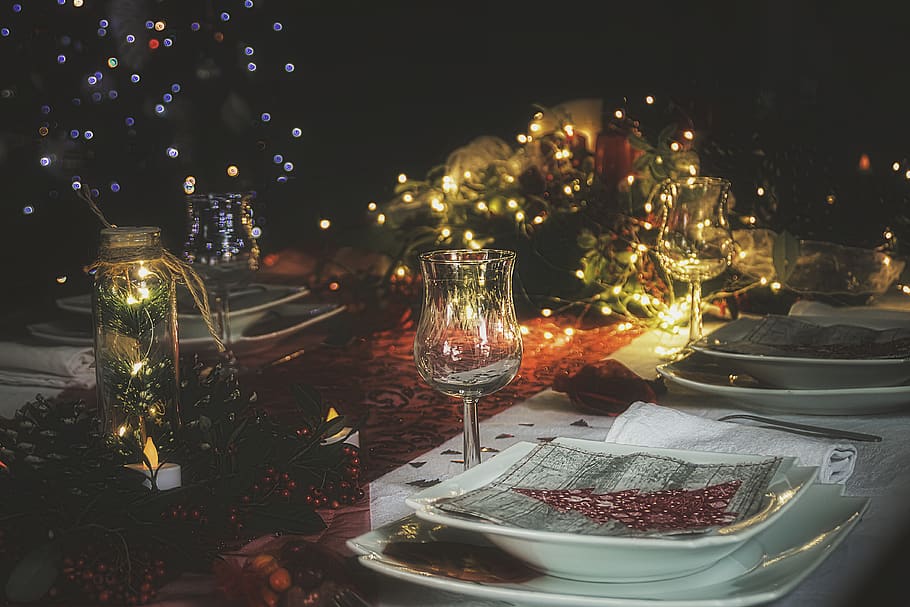 hvid keramisk plade, Eva, bord, jul, glas, fest, mad og drikke, ingen mennesker, vinglas, belyst, drikkeglas, lys, dekoration, drikke, plade, husholdningsudstyr, vin, alkohol, forfriskning, mad, nat, indendørs, indstilling, luksus, 4K