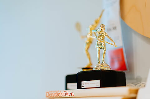 gullfarget trofé, trofé, menneskelig, person, leketøy, gullmedalje, gull, scene, klesstativ, fransk dør, premiere, mote, skulder, platina, fil, tilbehør, tiara, smykker, digital klokke, klokke, ingen folk, menneskelig representasjon, gullfarget, kunst og Håndverk, innendørs, nærbilde, bord, representasjon, fokusere på forgrunnen, kopiere plass, skala, vekt skala, selektiv fokusering, statue, suksess, skinnende, skulptur, håndverket, kreativitet, luksus, 5K, CC0, offentlig domene, opphavsrett gratis