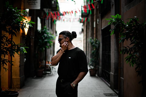 Mann, Stehen, Gebäude, Keramik, Flora, Krug, Vase, Pflanze, Topfpflanze, Menschen, Mensch, Person, Spanien, Barcelona, Straße, Gasse, städtisch, Hipster, Tal, erkunden, männlich, Manbun, eine Person, echte Menschen, Lebensstile, die Architektur, Gebäudehülle, gebaute Struktur, Fokus auf den Vordergrund, junge Männer, Freizeitbeschäftigung, Legere Kleidung, Dreiviertel Länge, Taille hoch, junger Erwachsener, halten, Männer, Kommunikation, Brille, draußen, 8K, CC0, gemeinfrei, lizenzfrei