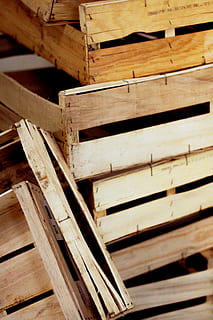 Kiste, Box, Holz, Muster, Holzkisten, Haufen, Textur, Sperrholz, Suppenschüssel, Schüssel, Ärmel, bekleidung, Kleidung, lange Ärmel, Ladung, Transport, Fahrzeug, Matze, Labyrinth, Holz - Material, keine Leute, drinnen, große gruppe von gegenständen, Nahansicht, Vollbild, Hintergründe, Stapel, texturiert, Brett, Fülle, Stillleben, Tag, braun, Dachbalken, Dach, High Angle View, Decke, 5K, CC0, gemeinfrei, lizenzfrei