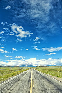carretera grisa buida, carretera, naturalesa, a l'aire lliure, manera, asfalt, cel blau, cel, terra, herba, planta, temps, camp, paisatge, Cúmulus, núvol, altiplà, núvol - cel, transport, el camí a seguir, direcció, punt de fuga, perspectiva decreixent, símbol, medi ambient, blau, dia, marcatge de carreteres, cap gent, bellesa a la natura, marcatge, escena tranquil·la, línia divisòria, llarg, 5K, CC0, domini públic, lliure de regalies