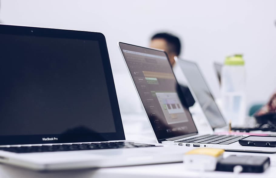 il computer portatile, computer, Mela, macbook, camera, moderno, tecnologia, elettronica, tavolo, lavoro, scrivania, ricerca, attività commerciale, studia, ufficio, mobile, Telefono, touch screen, sfocatura, comunicazione, tecnologia wireless, mobilia, connessione, adulto, Business aziendale, uomo d'affari, una persona, in casa, usando il portatile, messa a fuoco selettiva, occupazione, 2K