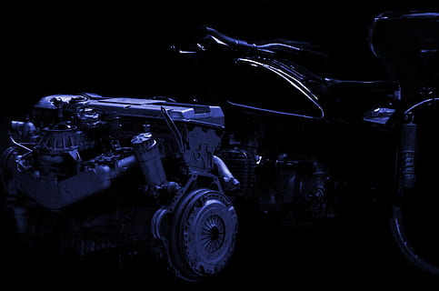 maskine, motor, hjul, transportmidler, motorcykel, køretøj, sort, mørk, tech, mekanisme, teknologisk, turbine, belysning, projektor, generator, vindmølle, bygning, arkitektur, planetarium, transportform, land køretøj, ingen mennesker, sort baggrund, studio skud, tæt på, stationær, indendørs, dag, rejse, motor køretøj, maskineri, retro stylet, fokus på forgrunden, 4K, CC0, offentligt domæne, royaltyfrie