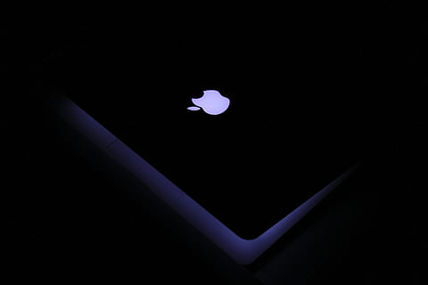 logo Apple, kształt serca, miłość, pozytywne emocje, czarne tło, emocja, studio strzał, kreatywność, żadnych ludzi, wewnątrz, kształt, niebieski, zbliżenie, noc, Walentynki - wakacje, papier, sztuki i rzemiosła, oświetlony, umiejętność, czarny kolor, fioletowy, 5K, CC0, domena publiczna, darmowe zdjęcia
