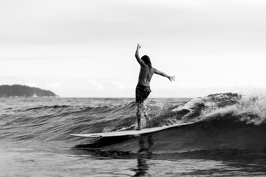 home surfboarding, oceà, mar, aigua, naturalesa, a l'aire lliure, persona, humà, esports, onades del mar, curts, roba, esport, surf, longboard, navega, blanc i negre, taula de surf, esquena, paleta, braç humà, una persona, persones reals, estils de vida, activitat d'oci, moviment, cel, davant del mar, homes, braços aixecats, bellesa a la natura, onada, vista del darrere, dia, festa, membre, horitzó sobre l’aigua, habilitat, emoció, 4K