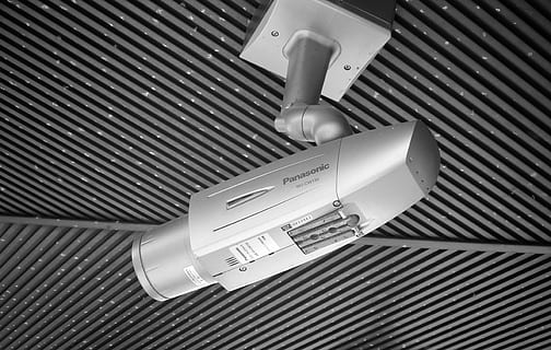 grijze Panasonic camera, technologie, detailopname, elektriciteit, geen mensen, metaal, binnenshuis, beveiligingscamera, controle, verbinding, uitrusting, patroon, veiligheid, beveiligingssysteem, muur - bouwfunctie, bescherming, dag, pijp - buis, toezicht, elektrische apparatuur, zilverkleurig, 5K, CC0, publiek domein, royaltyvrij