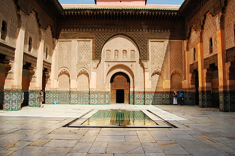 marrakech, Marocco, arkitektur, bue, bygget struktur, bygning udvendig, historie, dag, fortiden, bygning, gulve, religion, rejsemål, udendørs, sted for tilbedelse, sollys, arkitektoniske kolonne, natur, facade, turisme, ingen mennesker, spiritualitet, flisebelagt gulv, gårdsplads, regering, buet, 2K, CC0, offentligt domæne, royaltyfrie