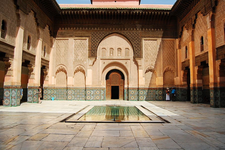 marrakech, marocco, arquitectura, arc, estructura construïda, exterior de l'edifici, història, dia, el passat, edifici, sòls, religió, destinacions de viatge, a l'aire lliure, lloc de culte, llum solar, columna arquitectònica, naturalesa, façana, turisme, cap gent, espiritualitat, sòl de rajoles, pati, govern, arquejat, 2K