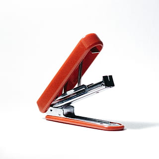 stapler oranye dibuka, tembakan studio, latar belakang putih, masih hidup, dalam ruangan, tidak ada orang, merapatkan, memotong, merah, peralatan, objek tunggal, kantor, persediaan kantor, alat kerja, menyalin ruang, buatan manusia, alat tangan, pena, stapler, logam, objek buatan manusia, 1080P, CC0, domain publik, bebas royalti