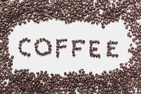 espelta, foto de cafe, café, antecedentes, texturas, texto, comunicación, gran grupo de objetos, abundancia, letra mayúscula, Fondo blanco, multitud, grupo de personas, escritura occidental, emoción, gente, creatividad, comida y bebida, foto de estudio, emoción positiva, alfabeto, Una sola palabra, mujer, adentro, mensaje, brazos levantados, 4K, CC0, dominio público, libre de derechos