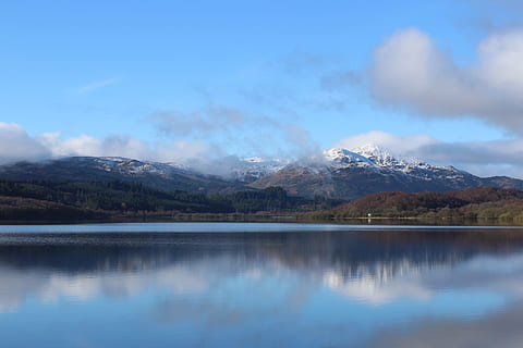 llac, verd, arbres, amb vistes, cims de muntanya, núvols, alba, la llum del dia, medi ambient, caure, boira, vora del llac, paisatge, muntanya, naturalesa, a l'aire lliure, reflexió, escènic, cel, neu, viatjar, aigua, bellesa a la natura, escenics - natura, escena tranquil·la, davant del mar, tranquil·litat, núvol - cel, Serra, dia, idíl·lic, escena no urbana, cap gent, temperatura de fred, muntanya nevada, cim de muntanya, 5K, CC0, domini públic, lliure de regalies