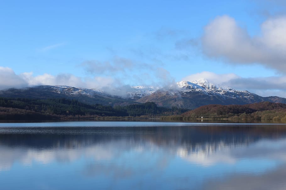 llac, verd, arbres, amb vistes, cims de muntanya, núvols, alba, la llum del dia, medi ambient, caure, boira, vora del llac, paisatge, muntanya, naturalesa, a l'aire lliure, reflexió, escènic, cel, neu, viatjar, aigua, bellesa a la natura, escenics - natura, escena tranquil·la, davant del mar, tranquil·litat, núvol - cel, Serra, dia, idíl·lic, escena no urbana, cap gent, temperatura de fred, muntanya nevada, cim de muntanya, 5K