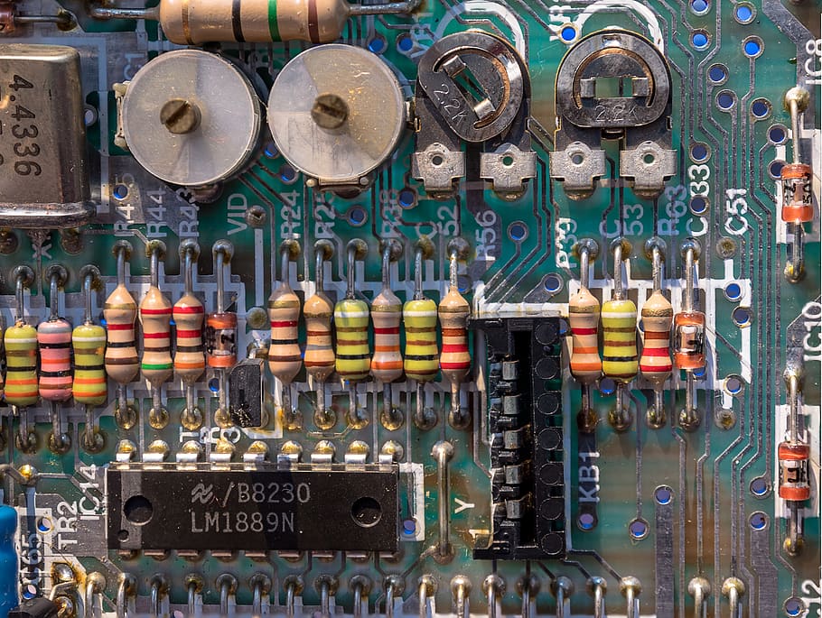espectre, sinclair, ordinador, 1982, placa, electrònica, resistència, condensador, soldadura, llauna, potenciòmetre, vell, tecnologia, sagan, anys vuitanta, jocs, casset, placa base, renaixement, retro, indústria electrònica, targeta de circuits, xip d’ordinador, gran grup d'objectes, elecció, cap gent, complexitat, a l'interior, indústria, marc complet, variació, primer pla, connexió, fons, control, multicolor, comunicació, equipament elèctric, equipament, component elèctric, 5K