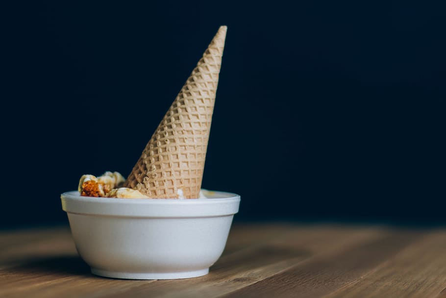 encara, articles, coses, gelat, con, remuntat, bol, fusta, taula, escriptori, fosc, bokeh, producte diari, menjar, menjar i beguda, cucurutxo de gelat, aliments congelats, frescor, menjar dolç, material de fusta, dolç, indulgència, congelat, postres, a l'interior, cap gent, berenar, gelat de vainilla, menjar poc saludable, temperatura de fred, temptació, aliments dolços congelats, 5K