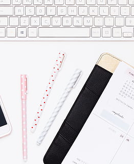 kuglepenne og tidsskrift, skrivebord, flatlay, tastatur, notesblok, pen, penne, planner, arbejdsområde, computer, teknologi, forretning, computerudstyr, trådløs teknologi, meddelelse, computer tastatur, forbindelse, ingen mennesker, bærbar, indendørs, stilleben, bord, kontor, tæt på, direkte over, virksomhedernes forretning, finansiere, 2K, CC0, offentligt domæne, royaltyfrie