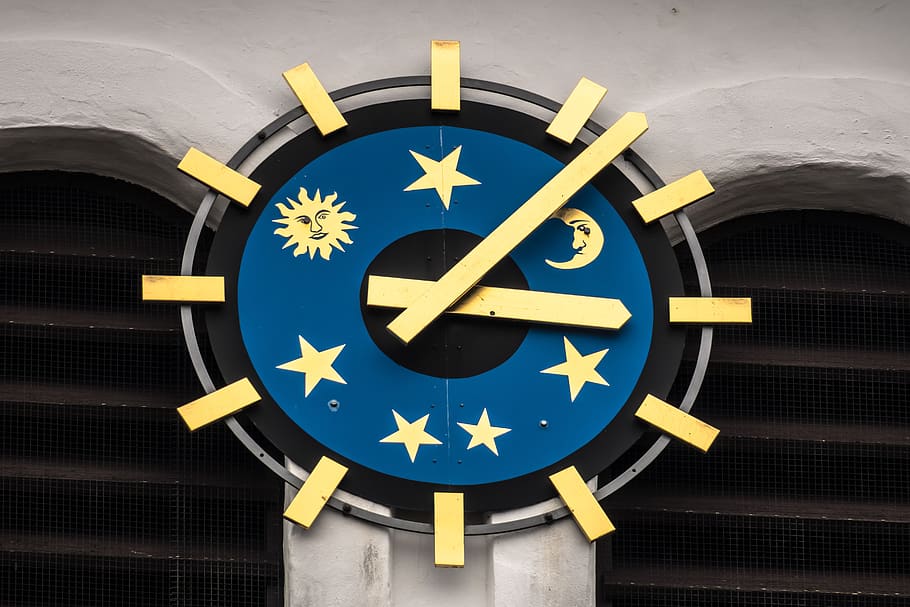 ur, uret ansigt, himmel, sol, måne, stjerne, klokke tårn, kirke ur, tid, pointer, urskive, minutter, timer, horology, tidsmåler, nostalgisk, analogt ur, metal, guld, cirkel, form, geometrisk form, ingen mennesker, tæt på, blå, skilt, forretning, stjerne form, meddelelse, symbol, enkelt objekt, nummer, indendørs, design, klok hånd, minut hånd, 5K