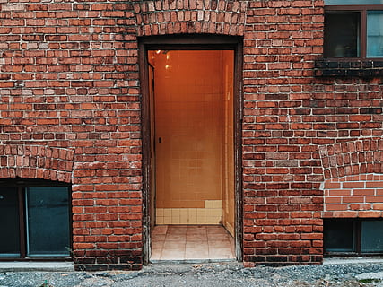 tapet, enkel, minimal, rustik, panel, vindue, by, retro, flise, gul, udsatte mursten, mursten, dør, arkitektur, bygget struktur, bygning udvendig, indgang, murstens væg, væg, bygning, lukket, ingen mennesker, murbygningsfunktion, dag, sikkerhed, udendørs, hus, beskyttelse, rød, rækkehus, 2K, CC0, offentligt domæne, royaltyfrie