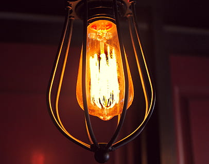 ljus, Glödlampa, mörk, knaprig, fläck, indor, gul, värma, upplyst, ljusutrustning, elektricitet, inomhus, inget folk, tråd, lysande, närbild, elektriskt ljus, fokusera på förgrunden, enda objekt, ljus - naturligt fenomen, lågvinkelvy, glas - material, studio skott, hängande, teknologi, elektrisk lampa, ljusstyrka, elektrisk utrustning, strömförsörjning, 4K, CC0, offentligt domän, royaltyfria