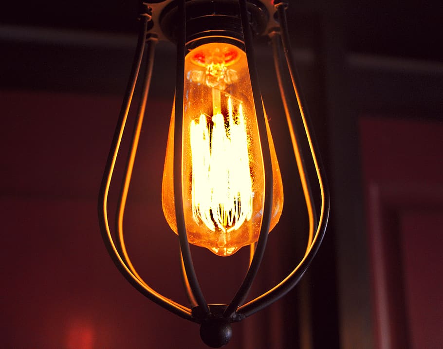 llum, bombeta, fosc, cruixent, borrós, indor, groc, càlid, il·luminat, equips d’il·luminació, electricitat, a l'interior, cap gent, filament, brillant, primer pla, llum elèctrica, centrar-se en primer pla, sol objecte, llum - fenomen natural, vista d’angle baix, vidre - material, tir de l'estudi, penjant, tecnologia, lluminositat, equipament elèctric, Font d'alimentació, 4K