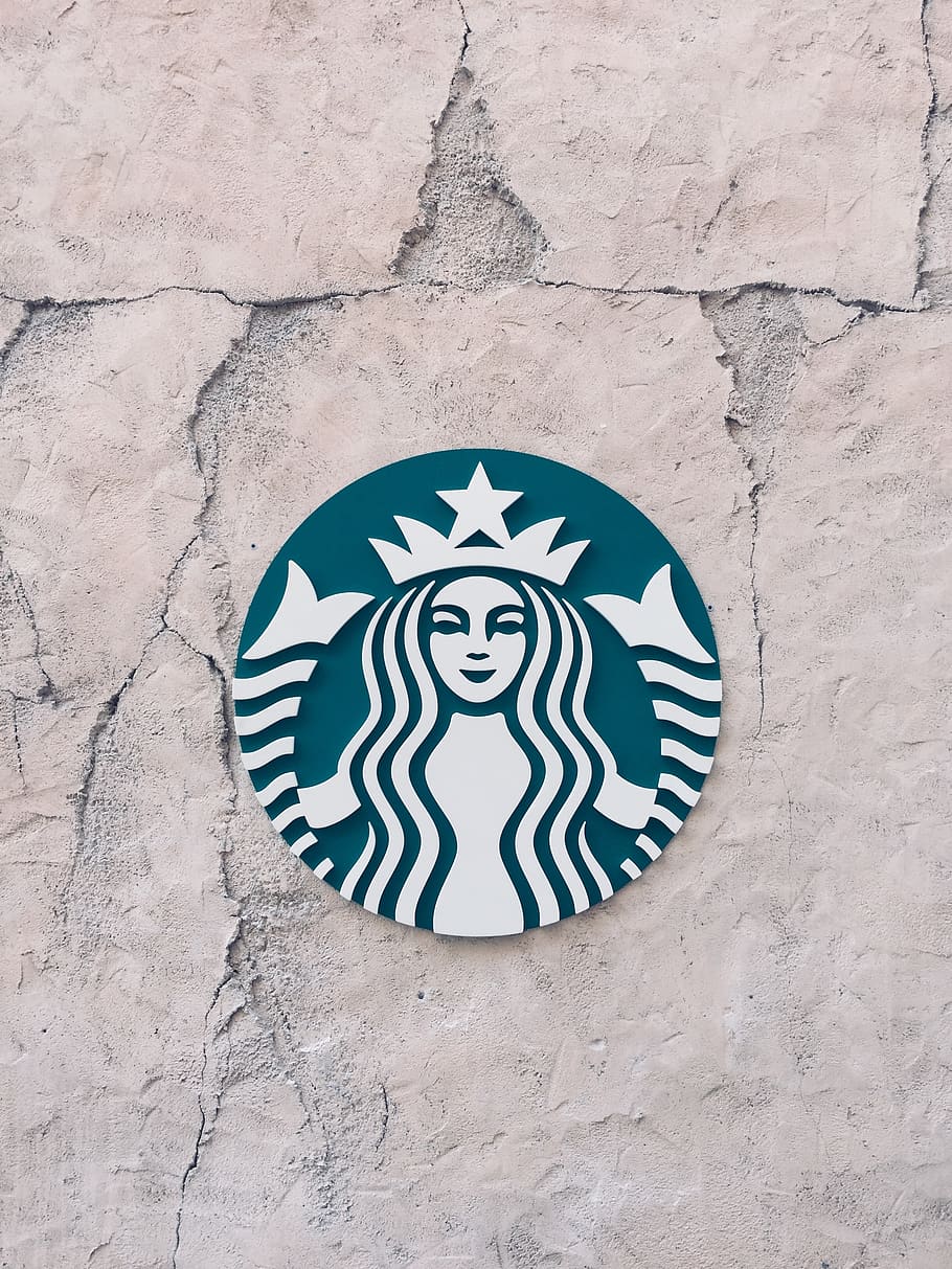 starbucks logo, umění a řemesla, tvořivost, zastoupení, lidské zastoupení, nikdo, nástěnný prvek, vzor, tvar, detail, design, den, mužská podobnost, zeď, architektura, stavba, kruh, venku, přímo nad, geometrický tvar, nástěnná malba, 2K