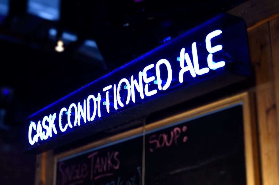 Weiß, Blau, Fass, konditioniert, Ale Neon Signage, Zeichen, Fenster, Reflexion, Neon-, Ale, Bar, Bier, städtisch, Stadt, die Architektur, Design, Typografie, Nacht-, Neonlicht, beleuchtet, städtische Szene, Reise, New York City, keine Leute, Nachtleben, Lichtanlage, Stadt leben, Straße, Geschäft, 5K