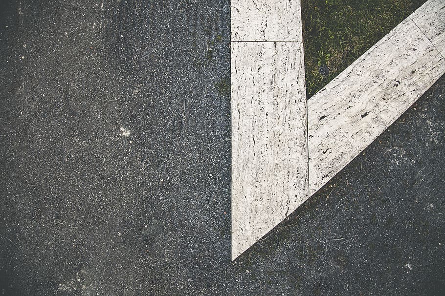 blanc, gris, concret, pis, asfalt, buit, carretera, aspre, carrer, superfície, textura, signe, símbol, cap gent, Color blanc, vista d’angle alt, marcatge, orientació, dia, comunicació, marcatge de carreteres, transport, direcció, a l'aire lliure, símbol de fletxa, directament a sobre, ciutat, línia divisòria, 5K
