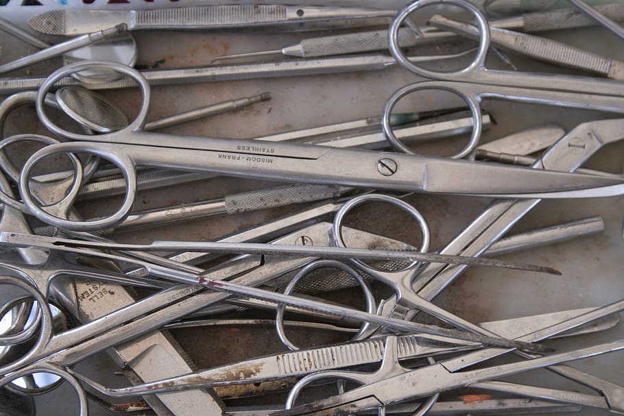 nůžky, kov, nástroje, stříbrný, velká skupina objektů, stálý život, uvnitř, nikdo, kabel, detail, složitost, hojnost, spojení, celý rám, pozadí, vysoký úhel pohledu, zařízení, elektřina, zdroj napájení, den, zásobník, dřevo - materiál, design, Spletený, chaos, 2K