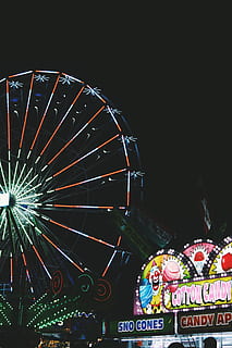 roda de ferris, Parc d'atraccions, activitats de lleure, nit, focs artificials, a l'aire lliure, etapa, flyer, paper, pòster, fulletó, il·luminació, ciutat, edifici, urbà, intersecció, carretera, passeig pel parc d’atraccions, cultura i entreteniment artístic, il·luminat, cel, cap gent, vista d’angle baix, cel clar, recinte firal, arquitectura, estructura construïda, naturalesa, multicolor, còpia espai, carnaval, text, activitat d'oci, 2K, CC0, domini públic, lliure de regalies