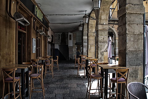 espanya, leon, pub, quadrat, terrassa, cadira, seient, arquitectura, estructura construïda, a l'interior, cap gent, edifici, dia, taula, vell, cafeteria, equips d’il·luminació, arc, història, abandonat, buit, finestra, absència, arcade, columna arquitectònica, configuració, 4K, CC0, domini públic, lliure de regalies