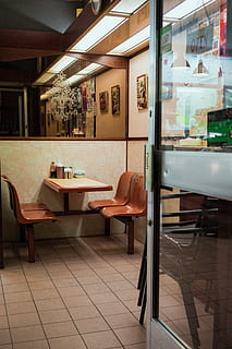 rectangular, blanco, mesa, cuatro, marrón, silla, mueble, Reino Unido, Londres, madera, madera contrachapada, cena, restaurante, comida, altar, edificio, arquitectura, collage, póster, madera dura, zona de comidas, apartamento, adentro, alojamiento, asiento, piso, cuarto doméstico, interior de la casa, azulejo, ausencia, nadie, suelo de baldosas, casa, vacío, negocio, estructura construida, equipo doméstico, iluminado, lujo, 5K, CC0, dominio público, libre de derechos