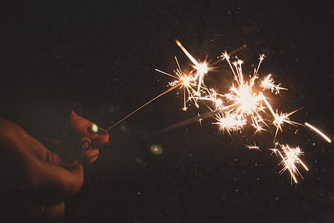 chispa, ardiente, participación, mano, mano humana, una persona, movimiento, parte del cuerpo humano, gente real, bengala, noche, fuego, celebracion, larga exposición, moscas, iluminado, Fuegos artificiales, fuego - fenómeno natural, brillante, llama, parte del cuerpo, dedo, fuego artificial - objeto hecho por el hombre, exhibición de fuegos artificiales, 4K, CC0, dominio público, libre de derechos