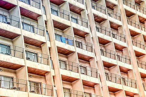 sin embargo, fachada, arquitectura, edificio, casa, ventana, toalla, azul, beige, fachada de la casa, ciudad, rascacielos, edificio complejo, piedra, pared, balcón, metal, vaso, uniforme, albañilería, estructura construida, exterior del edificio, fotograma completo, vista de ángulo bajo, antecedentes, nadie, día, repetición, modelo, al aire libre, moderno, barandilla, Distrito residencial, diseño, en una fila, material de vidrio, apartamento, 5K, CC0, dominio público, libre de derechos