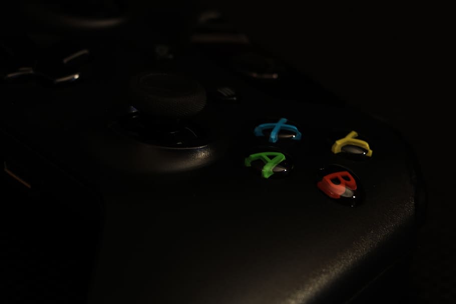 controller xbox, xbox, in casa, giocattolo, sfondo nero, avvicinamento, nessuno, girato in studio, buio, rappresentazione, modo di trasporto, vista dall'alto, colore nero, creatività, singolo oggetto, ombra, 5K