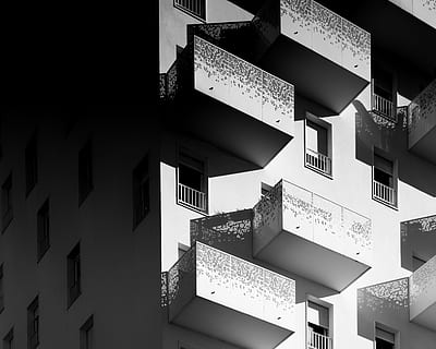 edificio bianco, architettura, struttura costruita, esterno dell'edificio, costruzione, nessuno, giorno, quartiere residenziale, finestra, all'aperto, Casa, sospeso, Inquadratura dal basso, testo, caratteristica della parete, luce del sole, natura, scala, comunicazione, gradini e scale, design, appartamento, 4K, CC0, dominio pubblico, privo di copyright