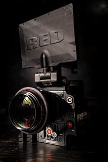 czarny aparat, aparat fotograficzny, elektronika, czerwony szkarłatny smok, aparat cyfrowy, obiektyw aparatu, kamera wideo, kino, smok, kinematografia, film, wideo, 85mm, obiektyw, kanon, sprzęt, koło zębate, czerwony, fotografia, ekran, monitor, technologia, tematy fotograficzne, aparat fotograficzny - sprzęt fotograficzny, obiektyw - instrument optyczny, zbliżenie, wewnątrz, żadnych ludzi, sprzęt fotograficzny, tekst, obiektyw - oko, w stylu retro, pismo zachodnie, martwa natura, numer, pojedynczy obiekt, kultura i rozrywka artystyczna, czarne tło, sprzęt elektryczny, 4K, CC0, domena publiczna, darmowe zdjęcia